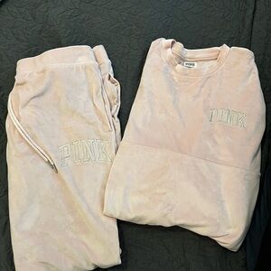 Lounge set. Top is a small & bottoms are an xl. Super soft.